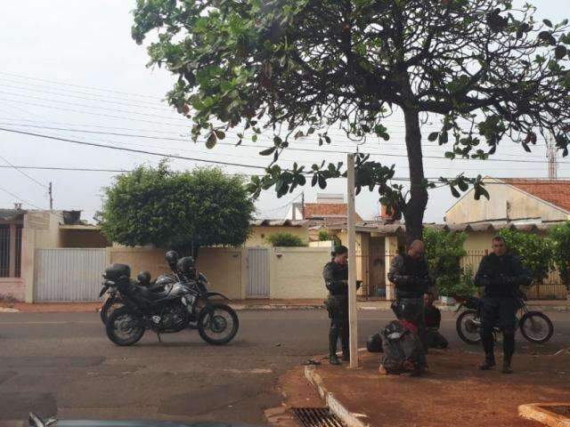 Durante fuga, assaltantes d&atilde;o de cara com viatura do Choque e acabam presos