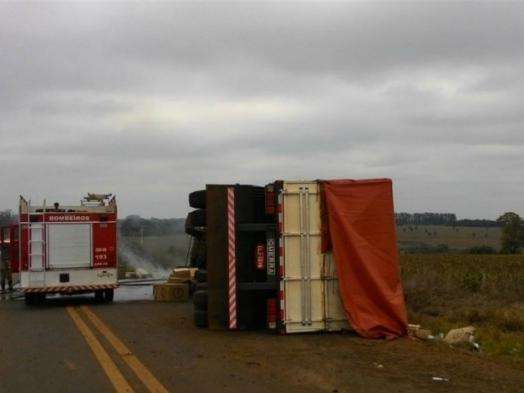Carreta carregada com cigarros contrabandeados tomba e pega fogo
