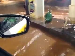 Chuva de ontem à tarde alagou várias ruas de Vicentina (Foto: reprodução/vídeo)