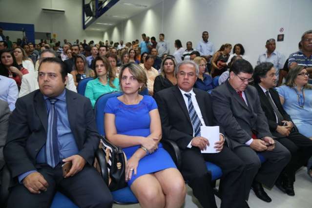 Bernal promete sal&aacute;rio em dia e UPA da Moreninha entregue dia 11