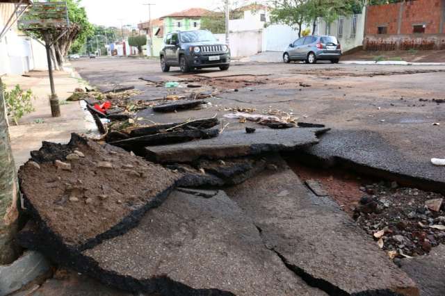 Dia come&ccedil;a com interdi&ccedil;&otilde;es e vistorias de casas pela Defesa Civil