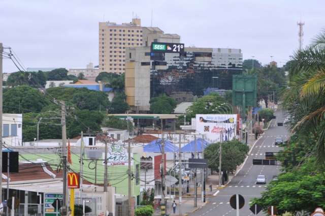 Domingo terá tempo nublado e pancadas de chuva