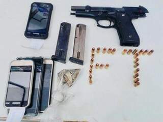 Dupla &eacute; presa em caminhonete com arma de uso restrito e muni&ccedil;&otilde;es