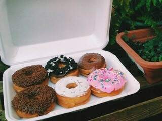 O casal abriu o Homemade Donuts há sete meses e trabalham em casa mesmo. (Foto: Reprodução Facebook)