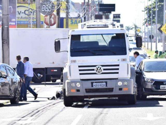 Caminhão perde freio e causa acidente envolvendo três carros na Zahran 