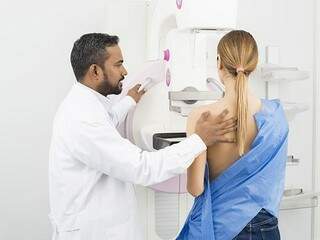 Mamografia sendo realizada em paciente na clínica de diagnóstico de Campo Grande. (Foto: Divulgação/MS Diagnósticos)
