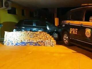 Traficante abandonou o veículo com a droga às margens da rodovia. (Foto: Divulgação/PRF)