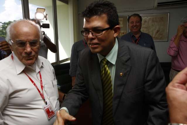 Olarte entra com 1&ordf; a&ccedil;&atilde;o como prefeito, ganha liminar, mas r&eacute;us se escondem