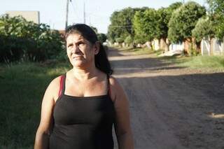 Eunice afirmou que, pela falta de asfalto, sempre quando chove, entra água em sua casa (Foto: Marcelo Vitor)