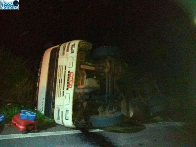 Carreta carregada com adubo tomba na MS-276 durante a madrugada