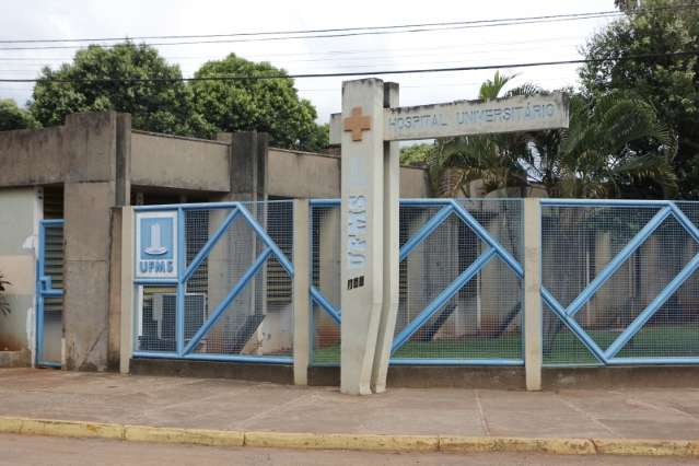 Empresa quebra contrato com HU por falta de pagamento e maqueiros ficam na &quot;rua&quot;