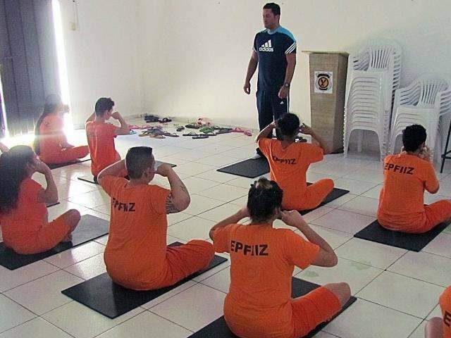 Presas combatem estresse e ociosidade com aulas de yoga em Campo Grande