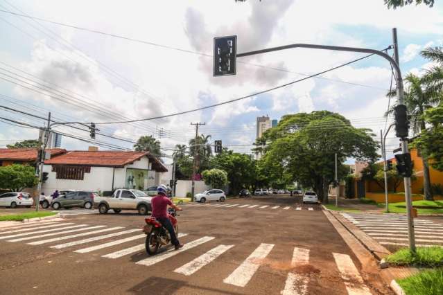 Parado h&aacute; seis dias, sem&aacute;foro causa transtorno no Jardim dos Estados