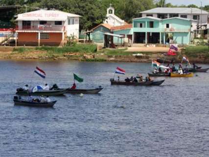 Manifestantes fecham hidrovia e paraguaio leva tiro de borracha