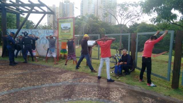 Guarda aborda 10 adolescentes e encontra maconha e coca&iacute;na na Pra&ccedil;a das &Aacute;guas