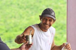 No alto de morro, fam&iacute;lia mora em casa de pedra e com cachoeira no quintal