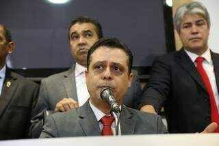 Flávio César (centro) vai assumir comando da prefeitura como interino. (Foto: Fernando Antunes)