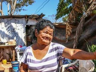 Doralina Duarte tem 68 anos e ajuda a filha a cuidar da neta de 6 (Foto: Henrique Kawaminami)