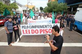 Professores fazem passeata nas principais ruas da cidade (Foto: Fernando Antunes)