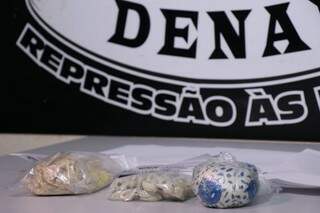 Drogas apreendidas por policiais pela Denar (Foto: Henrique Kawaminami)