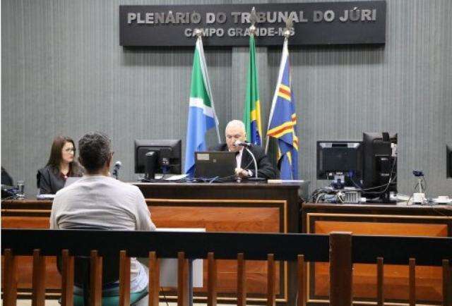 R&eacute;u &eacute; condenado a 13 anos por tentar matar a mulher na frente de crian&ccedil;a
