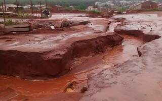 Erosão provocada pela enxurrada em bairro de Naviraí. (Foto: Divulgação/Prefeitura)