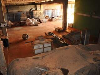 Materiais de construção estão entulhadas dentro do Aquário (Foto: Paulo Francis)