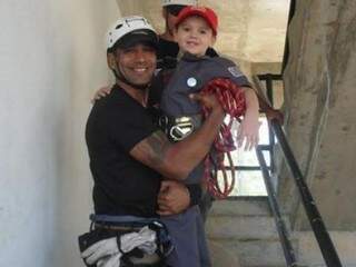 Em seu Facebook, Adalto tem várias imagens onde demonstra o carinho com crianças e a honra em exercer a profissão de bombeiro militar (Foto: Arquivo Pessoal)