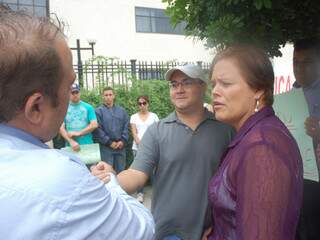 Rafael Mecchi, de boné, agredido por Luna em 2009 foi ao Fórum apoiar a família de Jeferson Bruno (Foto: Ítalo Milhomem)