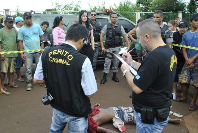 Adolescente morre e fam&iacute;lia suspeita que alvo era irm&atilde;o mais velho 