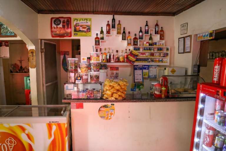 As bebidas enfeitam a parede do bar (Foto: Paulo Francis)