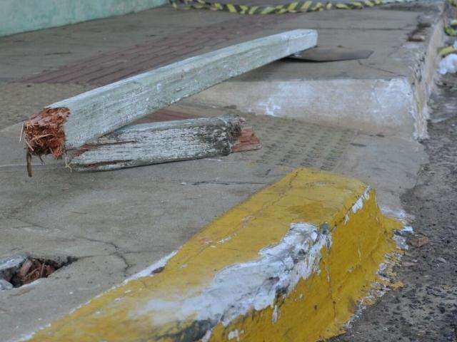Casal morre ao bater moto em placa na Manoel da Costa Lima 