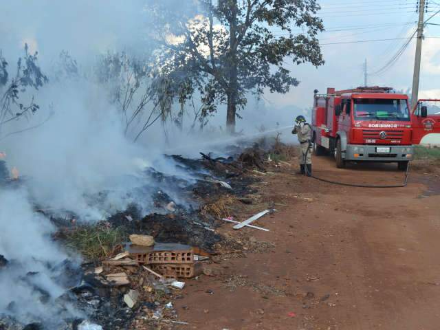  Fuma&ccedil;a de fogo em terreno toma conta do bairro Santa Carm&eacute;lia