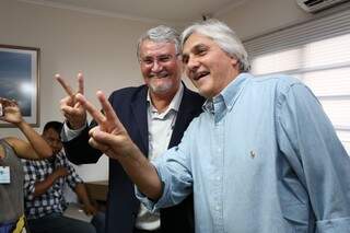 Delcídio e Zeca do PT fazendo o &quot;v&quot; da vitória durante a  visita de Lula (Foto: Marcelo Victor)