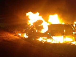 Em razão do acidente, carro pegou fogo com os ocupantes dentro (Foto: Rádio Caçula) 