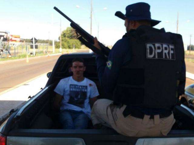 Homem tenta fugir, mas cai no barranco e vai preso com 164 quilos de maconha
