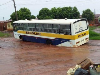 Ônibus caiu em valeta formada após chuva intensa no município (Foto: Ivinotícias) 
