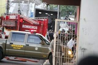 Equipes de socorro em frente a boate incendiada em Santa Maria (RS). (Foto: Germano Roratto/Zero Hora)