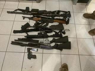 Armas apreendidas com os bandidos (Foto: Divulgação)