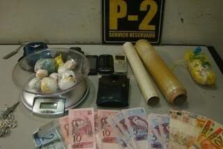 Polícia apreendeu drogas, celulares, dinheiro, e outros produtos que configuram tráfico de drogas na casa do traficante (Foto: Dourados News)