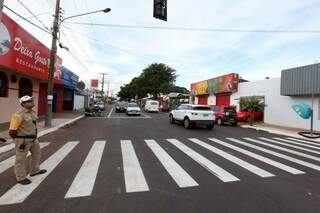 Sinalização na avenida das Bandeiras é feita por empresa terceirizada (Foto: Divulgação/facebook Alcides Bernal)
