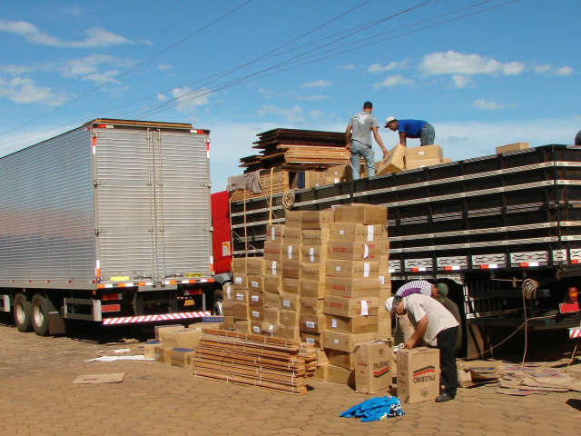  Pol&iacute;cia apreende mais de 1,5  mil caixas de cigarros contrabandeados 