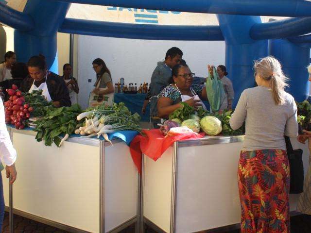 Hortifrutis de pequenos produtores s&atilde;o vendidos em feira nesta manh&atilde;