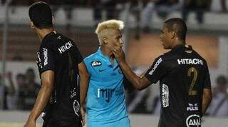 Confusão resultou na expulsão de Neymar e Artur (Foto: Fernando Calzani/Gazeta Press)