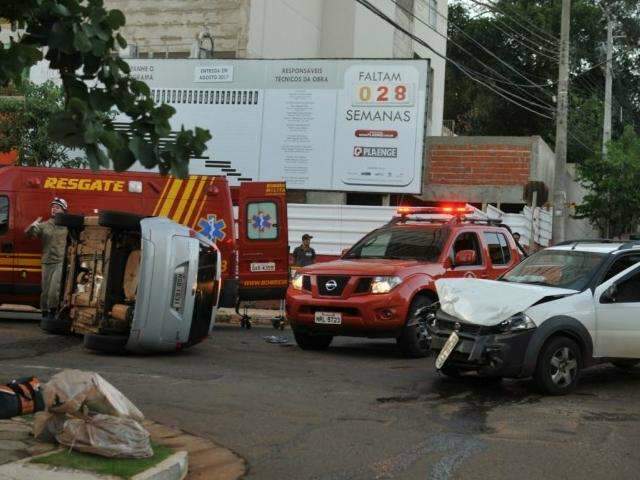 Motorista da Uber &eacute; atingido por picape e capota carro na Sete de Setembro