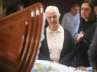 Maria Aparecida Pedrossian durante o velório do ex-governador, com quem viveu 69 anos. (Foto: Arquivo Campo Grande News)