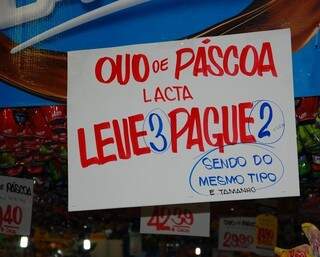Promoção em supermercado começou ontem, no domingo de Páscoa (Foto: Pedro Peralta)