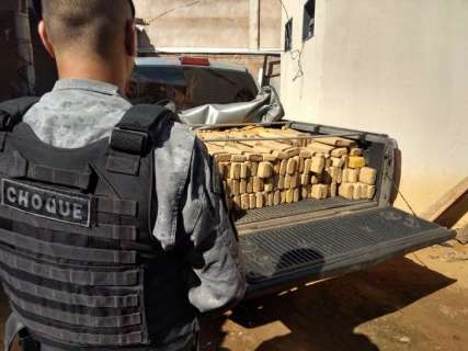 Dupla &eacute; presa ao ser flagrada com 475 Kg de maconha em caminhonete 