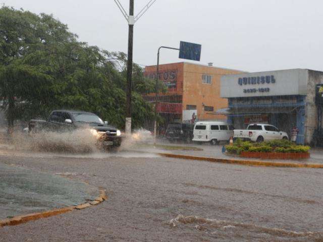 Chuva de 40 mil&iacute;metros dura 20 minutos e alaga avenidas de Dourados