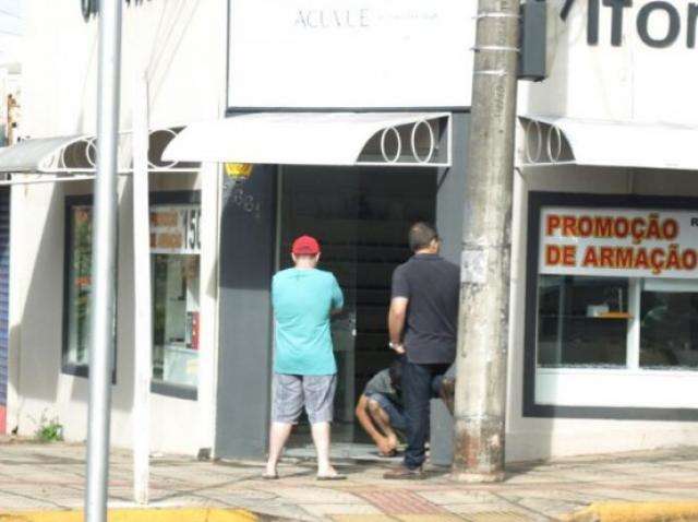 Homem faz arrast&atilde;o e furta tr&ecirc;s empresas no Centro da Capital